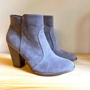 LuLu’s size 8 Women’s Suede Bootie.